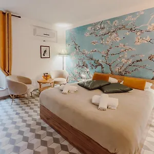 https://lagata.it-romehotels.com